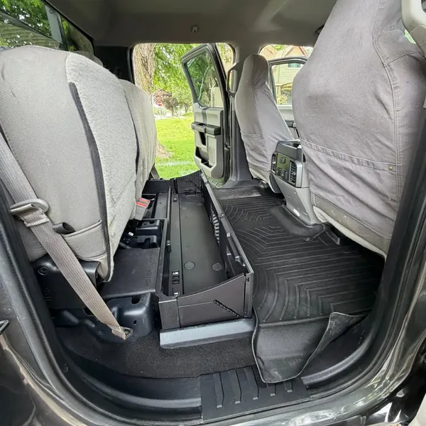 Asiento trasero y tapete de una camioneta limpios después de un detallado interior
